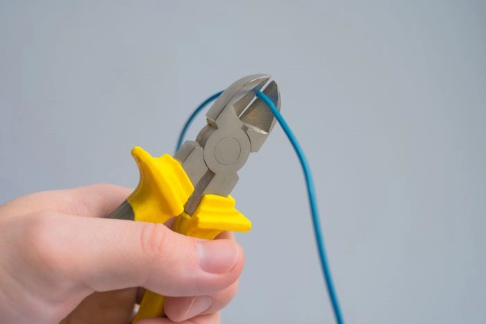 câble électrique bleu